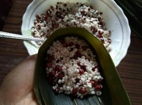 再装少量的红豆米