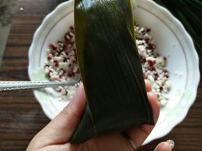把下面的粽叶折上去