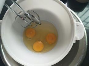 鸡蛋和细砂糖入容器里，底下坐温水里打发