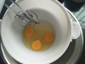鸡蛋和细砂糖入容器里，底下坐温水里打发