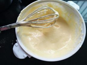 用手动打蛋抽从下往上挑起，直到没干粉