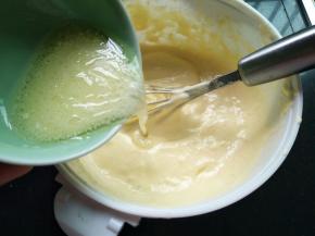 分2次加入牛奶和玉米油（牛奶和玉米油提前混合均匀），此时预热烤箱160℃