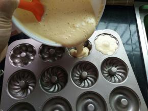 模具涂脱模膏，防粘，蛋糕湖倒入模具里，8-9分满，剩下蛋糕糊还可以做2个中号纸杯