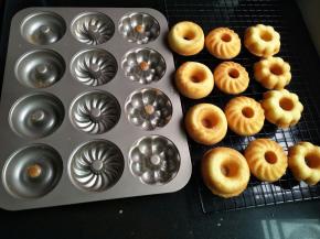 出炉，两手端着模具，放台面上轻轻敲下，甜甜圈就掉出来了