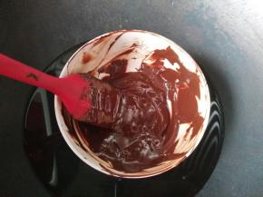 黑巧克力隔温水融化，黑巧克力最好选75％的，不会太苦