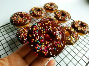 现在夏天，可以把全部蘸好巧克力，再撒糖珠，冬天就要蘸一个，撒糖珠