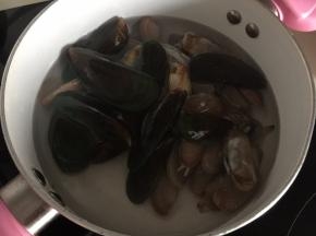 锅里煮开水后放入贝类煮开口