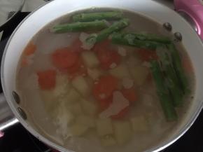 然后放入切段的芦笋