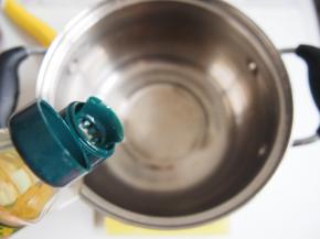 将水、玉米油倒入锅中。