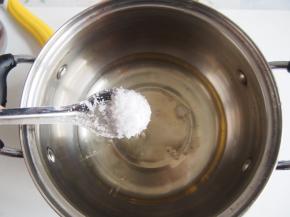 加入糖和盐，搅拌均匀后，煮开后转小火。