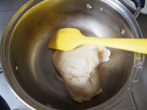 倒入过筛后的面粉，快速搅拌至不粘锅，使面粉全部被烫熟。