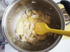 将面糊晾至60度左右，分次加入鸡蛋，每次都搅拌均匀。