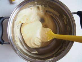 将面糊搅拌至提起后呈倒三角形，尖角大概4cm左右就表示可以了。