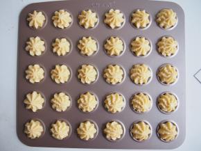 将面糊装入裱花袋，挤在烤盘上。