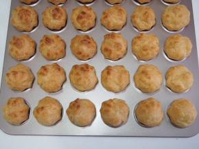 烤箱预热至210度，烤10分钟左右至泡芙膨胀起来以后将温度降低至180度，继续烤20分钟左右，至表面上色即可。