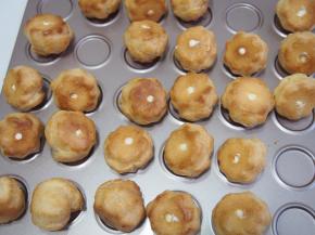 泡芙烤好后，在底部挖出小孔，用裱花嘴将打发好的淡奶油挤入即可。