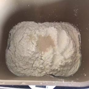 除黄油以外的材料全部放入面包桶，鸡蛋只放蛋清，蛋黄备用