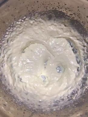 奶油奶酪放到盆里，加入淡奶油和糖，搅拌均匀即可