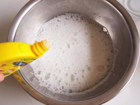 蛋白和蛋黄分离，蛋白放入无水无油的盆子中，打发出鱼眼泡后加入几滴柠檬汁和白糖。