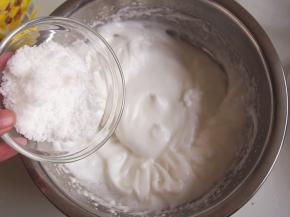 分三次加入白糖打发蛋白，直至打发至湿性发泡。