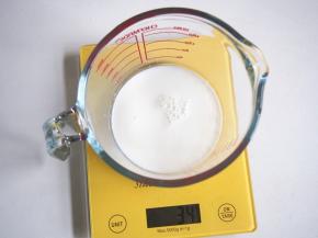 杯子中放入牛奶称量好。
