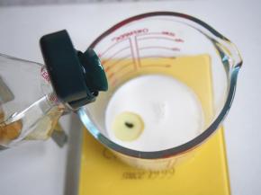 加入玉米油，充分搅拌均匀后放置一旁备用。