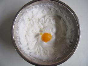 每次加入一个蛋黄，搅打均匀。