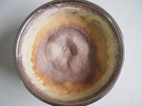 筛入低筋面粉和可可粉，切拌均匀。