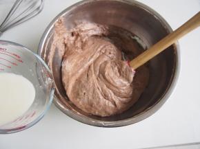 倒入牛奶和玉米油混合液，切拌均匀，要小心手法，以免消泡。