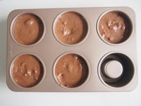 将面糊倒入模具，我没有抹油，依然很好脱模呢~烤箱预热至175度，中层上下火，25分钟。