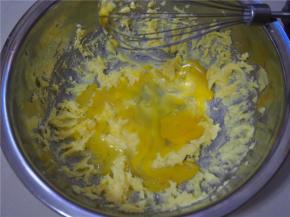 分两次加入白糖和蛋液，打发