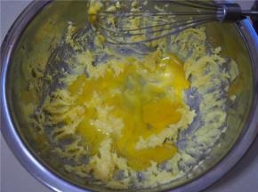 分两次加入白糖和蛋液，打发