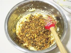 加入五仁馅料，搅拌均匀