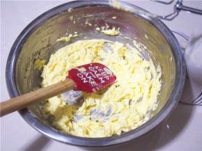 打发至发白蓬松即可