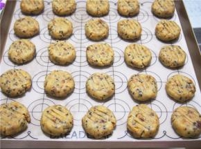 用叉子轻轻压出纹理