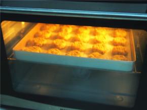 烤箱预热至170度，中层上下火，20分钟左右观察上色即可