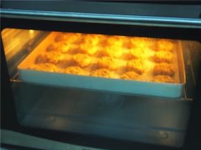 烤箱预热至170度，中层上下火，20分钟左右观察上色即可