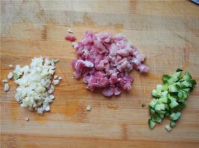 瘦肉、黄瓜、蒜瓣都切成小丁备用