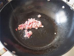 锅内放油，热后放入肉丁煸炒