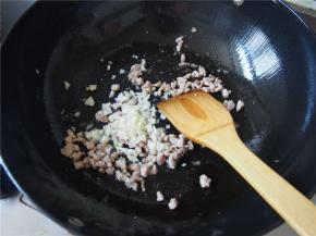 加入蒜末煸炒出香