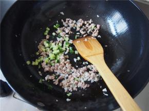 加入黄瓜丁翻炒