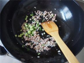 加入黄瓜丁翻炒