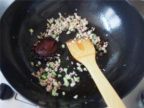 加入一勺豆瓣酱和一勺辣酱，翻炒均匀