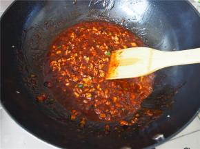 加入少量水炒匀即可