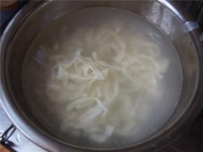 面条煮熟后过水，放入盘中，浇上酱汁即可