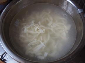 面条煮熟后过水，放入盘中，浇上酱汁即可