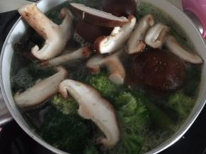 加入香菇和西兰花