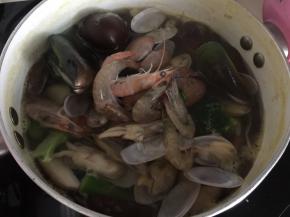 然后加入贝类小虾煮至沸腾即可