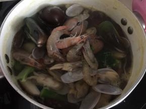 然后加入贝类小虾煮至沸腾即可