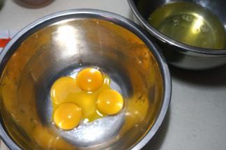 蛋白、蛋黄分离，蛋白入无油无水的打蛋盆中